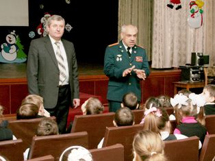Школяриків вітають директор школи та випускник 1976 року, полковник юстиції у відставці С. В. Бичков